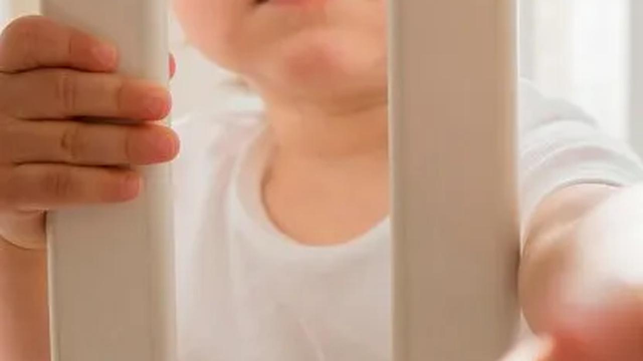 - Usia 2 Tahun:<br>Anak usia 2 tahun seharusnya sudah bisa menyebutkan sekitar 50 kata dan mencoba menggabungkan dua kata. Jika anak belum mencapai tahap ini, perlu diwaspadai sebagai tanda speech delay.