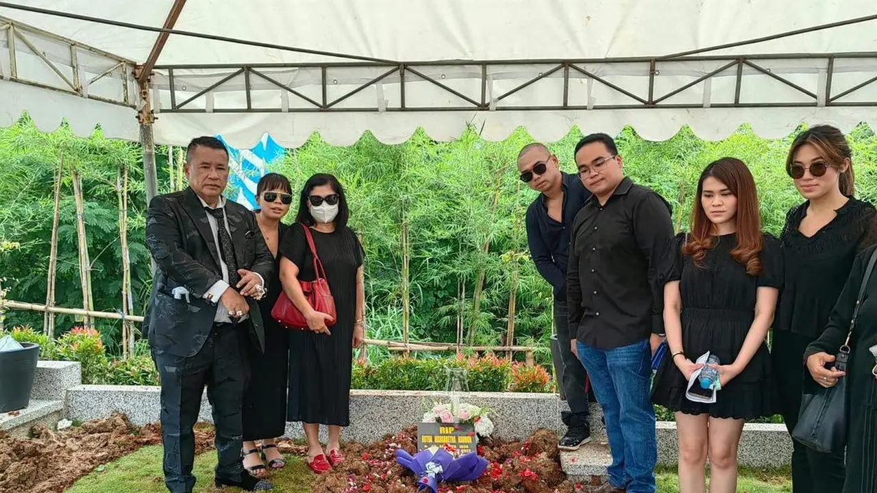 Hotman Paris di permakaman ibu mertuanya, di San Diego Hills Karawang, Sabtu (10/12/2022). (Foto: Dok. Instagram @hotmanparisofficial)