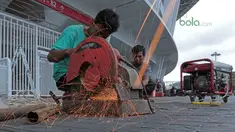 Pekerja memotong pipa untuk perbaikan pintu stadion yang rusak di Stadion Utama Gelora Bung Karno, Kamis (22/2/2018). Empat pintu stadion yang mengalami kerusakan adalah pintu bernomor 5B, 7B, 9, dan 10. (Bola.com/Nick Hanoatubun)