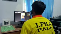 Pertemuan virtual antara penghuni Lapas Anak Palu dengan orangtua. Fasiltias itu menjadi solusi komunikasi saat pembatasan selama pandemi Covid-19 diberlakukan. (Foto: Heri Susanto/ Liputan6.com).