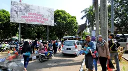 Pengunjung memanfaatkan liburan ini bersama keluarga di tempat wisata Kebun Binatang Ragunan, Jakarta Selatan, Sabtu (18/7/2015). (Liputan6.com/Yoppy Renato)