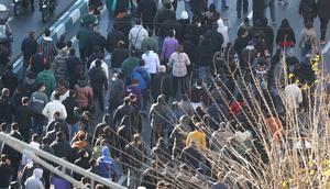 Para pengunjuk rasa berdemonstrasi di pusat kota Teheran, Iran, Senin, (29/12/2025). (Dok. Fars News Agency via AP)