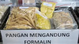 Beberapa jenis makanan mengandung formalin yang ditemukan BPOM di pasar takjil Benhil, Jakarta, Jumat (2/6). (Liputan6.com/Yoppy Renato)