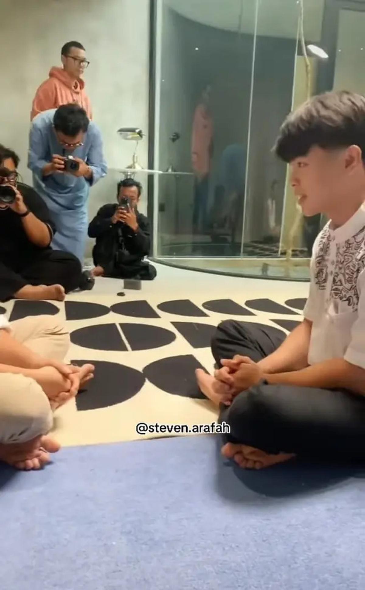 7 Potret Steven Wongso Resmi Mualaf, Syahadat Dibimbing Ustaz Felix Siauw
