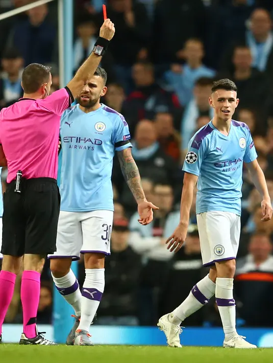 Pemain Manchester City Phil Foden (kanan) mendapat kartu merah dari wasit Orel Grinfeld saat menghadapi Atalanta pada laga Liga Champions di Stadion Etihad, Manchester, Inggris, Selasa (22/10/2019). Manchester City menang 5-1. (AP Photo/Dave Thompson)