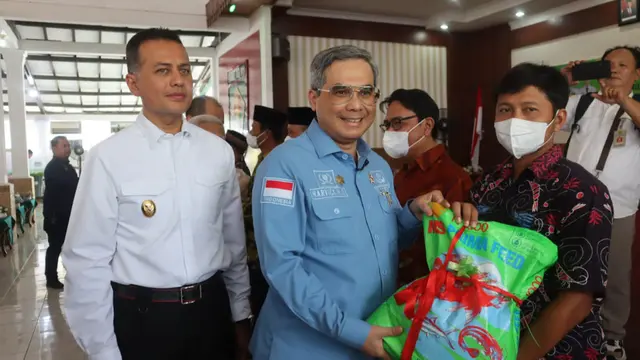 Wamentan Serahkan Bantuan Benih Padi