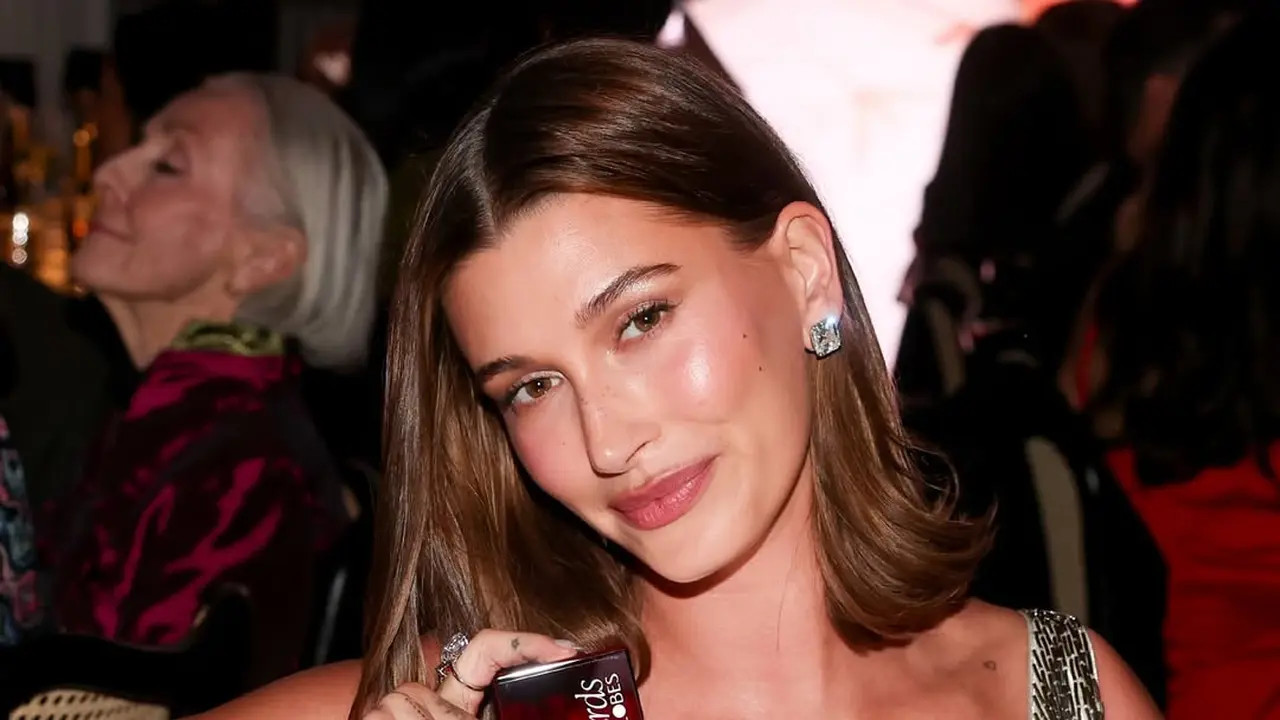 Menangkan Penghargaan, Hailey Bieber Tampil Memukau dengan Gaun Lawas Giorgio Armani 2009 di WWD Style Awards