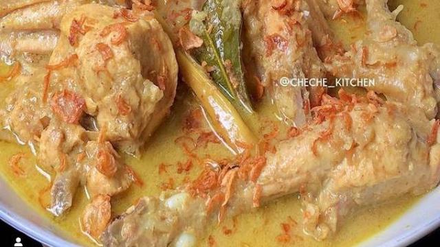 Sepiring opor ayam dengan taburan bawang merah goreng