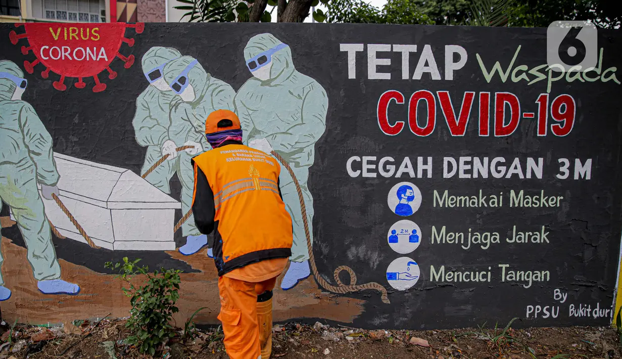 Petugas PPSU Kelurahan Bukit Duri menyelesaikan mural bertema Covid-19 di Jakarta, Selasa (11/8/2020). Mural tersebut untuk mengingatkan warga agar selalu waspada dengan Covid-19 dan mencegahnya dengan 3M (Memakai Masker, Menjaga Jarak dan Mencuci Tangan). (Liputan6.com/Faizal Fanani)