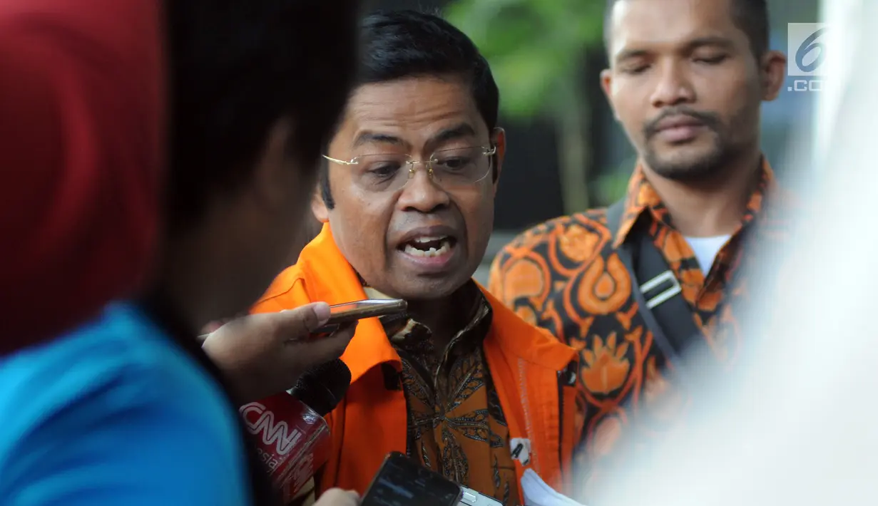 Mantan Sekjen Partai Golkar, Idrus Marham menjawab pertanyaan awak media sebelum menjalani pemeriksaan di gedung KPK, Jakarta, Rabu (15/4/2019). Idrus diperiksa sebagai saksi untuk tersangka Dirut nonaktif PT PLN Sofyan Basir terkait kasus dugaan suap proyek PLTU Riau-1. (merdeka.com/Dwi Narwoko)