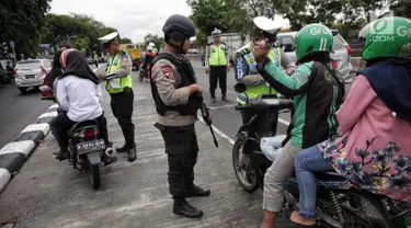 Anggota Brimob bersenjata lengkap mengawal Operasi Zebra Jaya di jalan Letjen Suprapto, Jakarta, Selasa (7/11). Direktorat Lalu Lintas (Ditlantas) Polda Metro Jaya telah menggelar Operasi Zebra Jaya selama 6 enam hari. (Liputan6.com/Faizal Fanani)