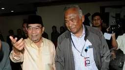 Ketua BPK RI Harry Azhar Aziz (kiri) menyambut kedatangan Plt Ketua KPK, Taufiequrachman Ruki di Gedung BPK, Jakarta, Rabu (11/3/2015). Dua pimpinan lembaga tinggi negara ini menggelar pertemuan tertutup. (Liputan6.com/Helmi Fithriansyah)   