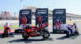 Dari kiri ke kanan, dua pembalap dari Ducati Lenovo Team Enea Bastianini yang berada di posisi kedua dan Francesco Bagnaia (posisi pertama), bersama Marc Marquez (Gresini Racing MotoGP) yang berada di posisi ketiga melakukan selebrasi di podium setelah balapan sprint MotoGP Grand Prix Indonesia 2024 di Sirkuit Internasional Mandalika, Lombok, Nusa Tenggara Barat, pada 28 September 2024. (SONNY TUMBELAKA/AFP)