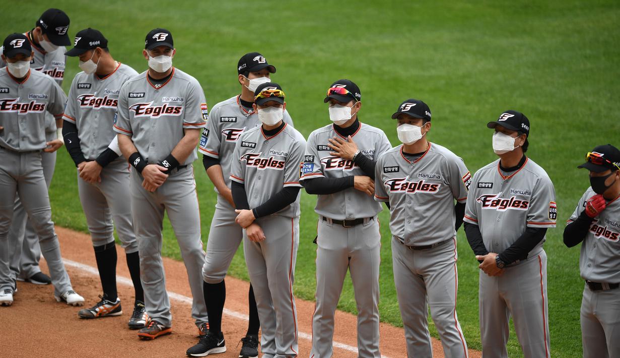 Pemain Hanwha Eagles mengenakan masker saat pertandingan kompetisi baseball KBO League 2020 di Munhak Baseball Stadium, Incheon, Kamis (5/5/2020). Korea Selatan kembali gelar baseball KBO League 2020 dengan sistem pertandingan tanpa penonton di tengah pandemi COVID-19. (AFP/Jung Yeon-je)