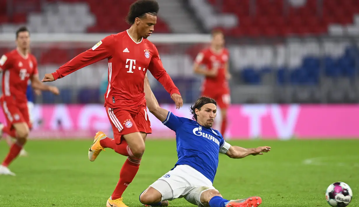 Gelandang Bayern Munchen, Leroy Sane, berebut bola dengan gelandang Schalke, Benjamin Stambouli, pada laga Liga Jerman di Allianz Arena, Sabtu (19/9/2020) dini hari WIB. Bayern Munchen menang 8-0 atas Schalke. (AFP/Christof Stache)