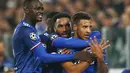 Corentin Tolisso (kanan) merayakan golnya bersama rekan-rekannya saat melawan Juventus pada laga grup H Liga Champions di Juventus stadium, Turin, (2/11/2016). (AFP/Marco Bertorello)