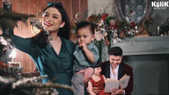 7 Pemotretan Keluarga Chelsea Olivia dan Glenn Alinskie Bertema Natal