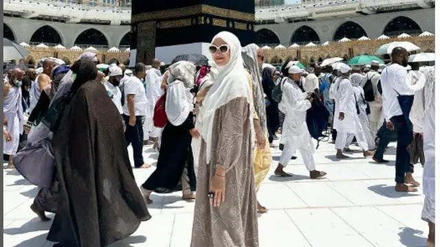 Nina Zatulini menunaikan ibadah haji 2023 bareng suami, Chandra Tauphan (Foto: instagram ninazatulini22)