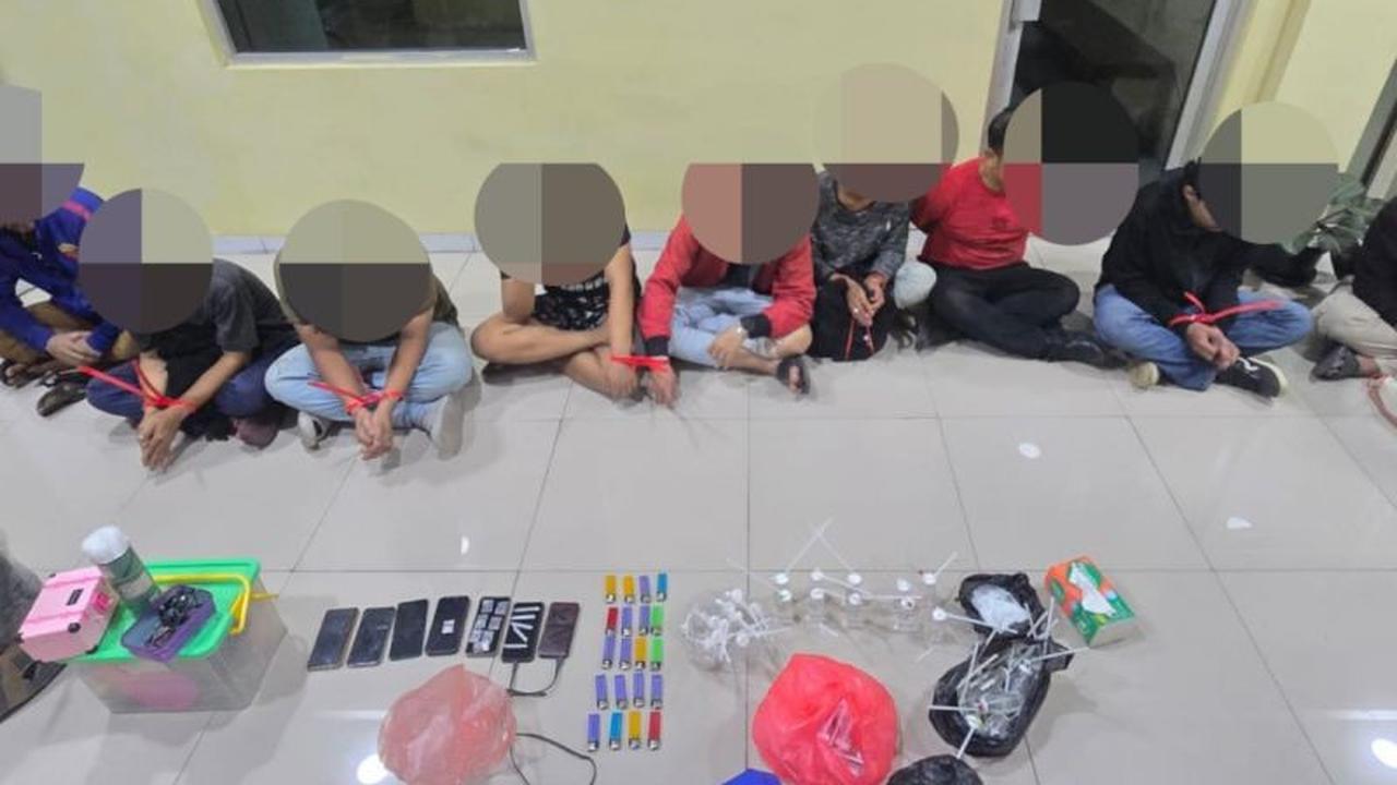 Polres Metro Jakarta Pusat Ciduk Sembilan Orang dalam Pesta Narkoba di Pinggir Rel Kereta
