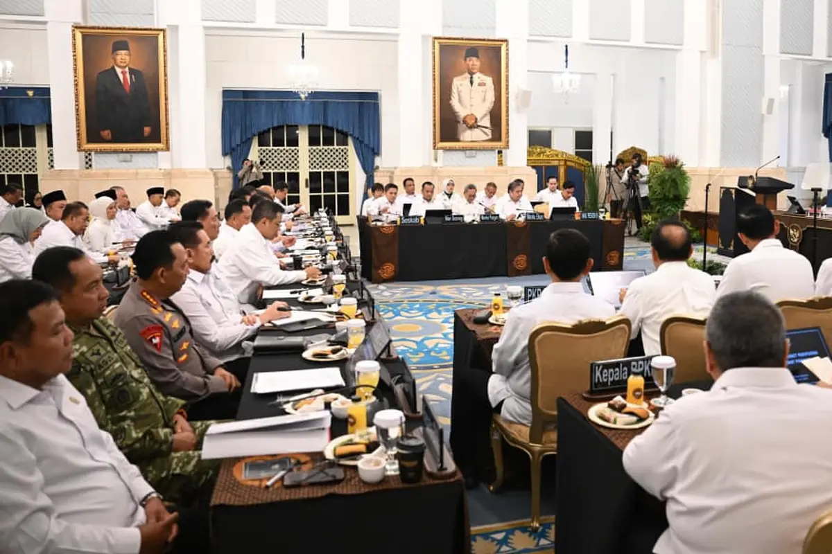 Presiden Prabowo Subianto bersama Wakil Presiden Gibran Rakabuming Raka dalam rapat kabinet di Istana Negara Jakarta.