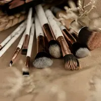 Tampilan makeup soft bronze sering jadi pilihan ketika ingin terlihat segar tanpa kesan yang berlebihan (Sumber: Pexels.com)