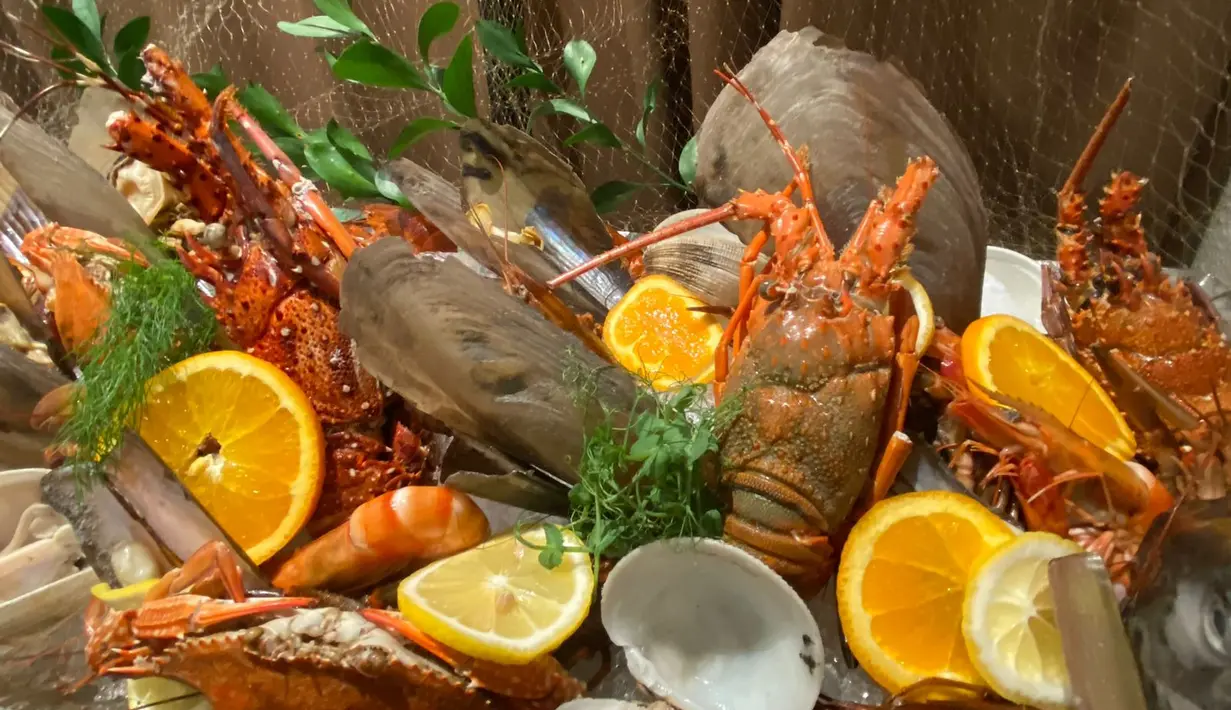 Para tamu akan disuguhkan dengan berbagai kreasihidangan laut, termasuk Creamy Lobster Thermidor, Prawn Bisque dan King Crab on Ice. dapat mengambil bagian secara merata dari keseluruhan hidangan lezat yang tersedia, seperti Signature Sop Iga. Tim Pastry kami juga telah menciptakan hidangan Natal tradisional, yang menampilkan campuran Fruit Cake, Almond Pithivier, Pies dan Tart, dan Petite Fours yang lezat untuk melengkapi pengalaman bersantap./ Foto dok Shangri-La Jakarta.
