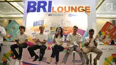 Direktur Konsumer BRI Handayani (tengah) bersama para atlet Asian Games 2018 saat meluncurkan kartu Brizzi edisi Asian Games 2018 di Indocomtech, Jakarta, Jumat (3/11). (Liputan6.com/Faizal Fanani)