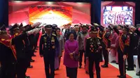 Kapolri Jenderal Tito Karnavian memberikan anugerah Bintang Bhayangkara Utama kepada sejumlah menteri dan kepala lembaga negara yang dihadiri Presiden ke-5 RI Megawati Soekarnoputri. (Liputan6.com/Nafiysul Qodar)