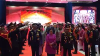 Kapolri Jenderal Tito Karnavian memberikan anugerah Bintang Bhayangkara Utama kepada sejumlah menteri dan kepala lembaga negara yang dihadiri Presiden ke-5 RI Megawati Soekarnoputri. (Liputan6.com/Nafiysul Qodar)