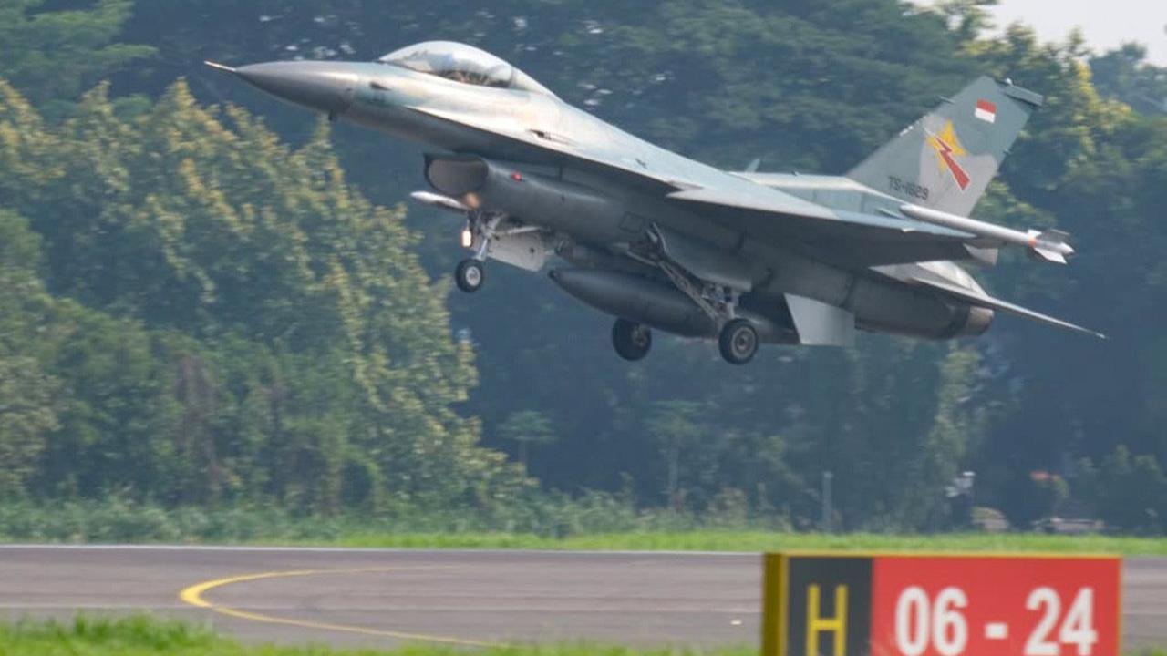 FOTO: Demo Udara HUT ke-80 TNI Sukses, Pangkoopsudnas Apresiasi Profesionalisme Personel