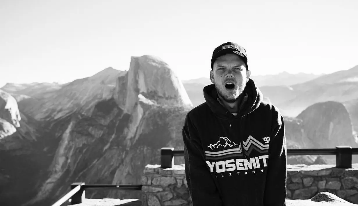 Dilansir dari E! News, pemilik kelab malam Jesse Waits mengunggah foto mengenai pemakaman Avicii dengan memperlihatkan nama Asli Avicii dan tahun hidupnya. (instagram/avicii)