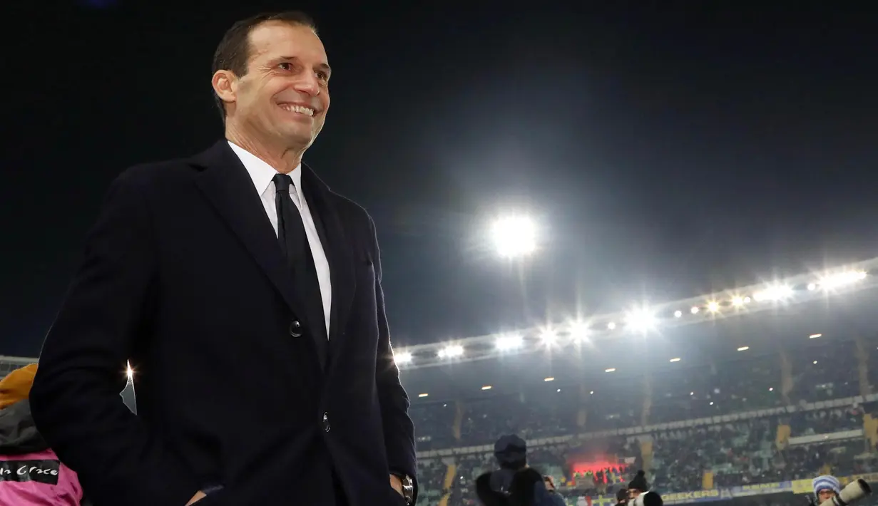 Pelatih Juventus, Massimiliano Allegri, tersenyum usai anak asuhnya mengalahkan Hellas Verona pada laga Serie A, Italia, di Stadion Marc'Antonio Bentegodi, Sabtu,(30/12/2017). Juventus menang 3-1 atas Hellas Verona. (AP/Filippo Venezia)