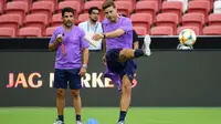Mauricio Pochettino ikut berlatih bersama pemain Tottenham Hotspur di Stadion Nasional Singapura. (International Champions Cup/Suhami Abdullah)