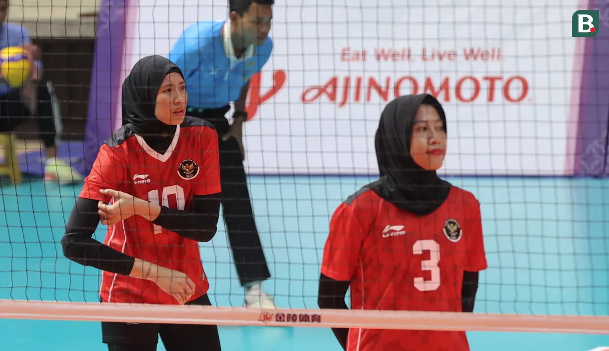 <p>Dua pemain tim bola voli putri Indonesia, Agustin Wulandari (kiri) dan Megawati Hangestri bersiap di depan net saat menghadapi Thailand pada laga Grup A cabor bola voli putri SEA Games 2023 di Olympic Complex Indoor Main Hall, Phnom Penh, Kamboja, Selasa (9/5/2023). Tim bola voli putri Indonesia kalah 0-3 (16-25, 16-25, 16-25). (Bola.com/Abdul Aziz)</p>
