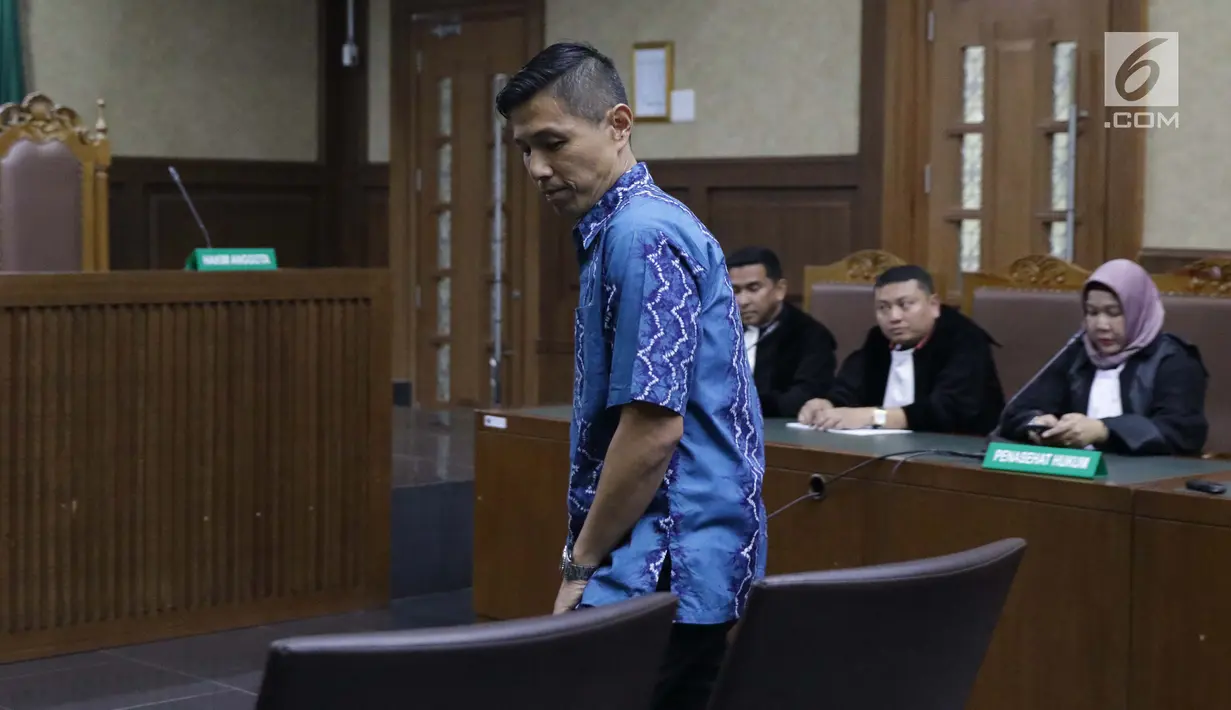 Terdakwa dugaan suap PT Krakatau Steel, Kurniawan Eddy Tjokro saat menjalani sidang pembacaan vonis di Pengadilan Tipikor, Jakarta, Kamis (15/8/2019). Direktur PT Tjokro Bersaudara tersebut divonis 1 tahun 3 bulan penjara dan denda sebesar Rp 100 juta. (Liputan6.com/Helmi Fithriansyah)