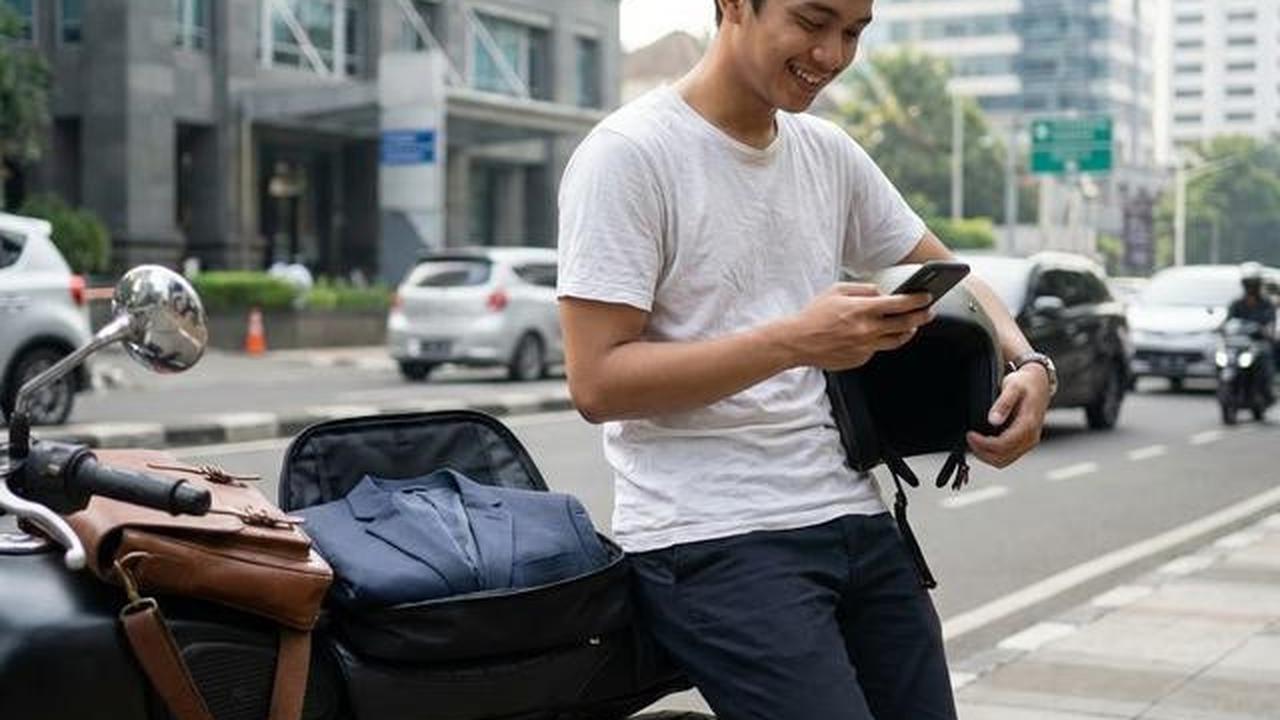 7 Outfit Kantor yang Tetap Rapi Meski Naik Motor, Tampil Profesional Tanpa Ribet di Perjalanan
