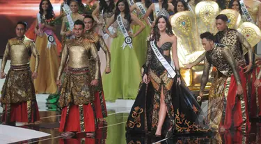 Miss Universe 2014 Paulina Vega berjalan di panggung pada malam Grand Finalis Puteri Indonesia 2015 di JCC, Jakarta, Jumat (20/2). (Liputan6.com/Herman Zakharia)