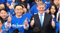 Jian Yang bersama PM Bill English saat kampanye (Financial Times)