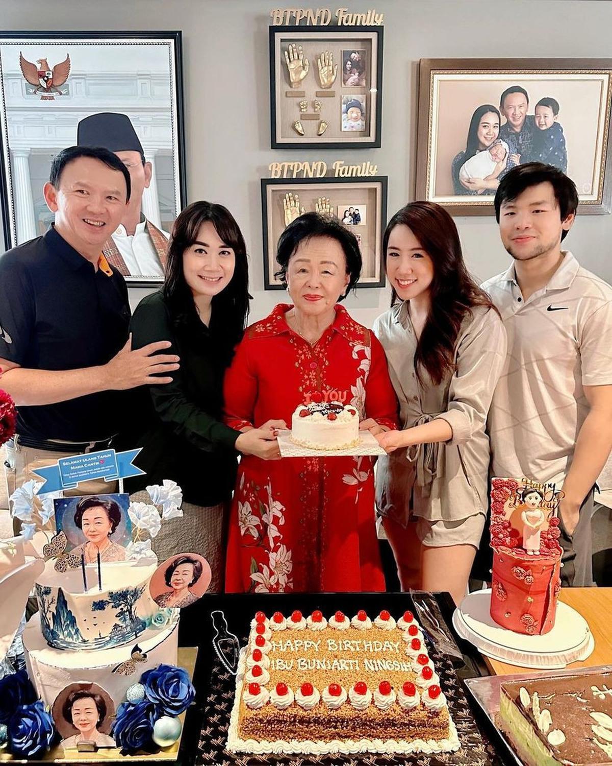 "Selamat ulang tahun mama sayang. Kiranya Tuhan Yesus senantiasa memberkati hidup mama dengan berkat sehat, panjang umur, bahagia, selalu ada suka cita dan damai sejahtera di dalam hidupnya," tulis Puput.