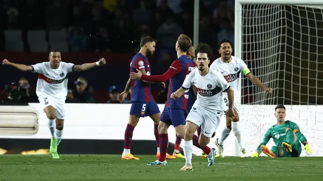 Pemain PSG merayakan gol yang diceak oleh Vitinha ke gawang Barcelona dalam leg kedua perempat final Liga Champions yang digelar di Estadi Olimpic Lluis Companys, Rabu (17/4/2024) dini hari WIB. PSG menang 4-1 pada laga di markas Barcelona ini dan berhak lolos ke semifinal Liga Champions dengan agregat kemenangan 6-4. (AP Photo/Joan Monfort)