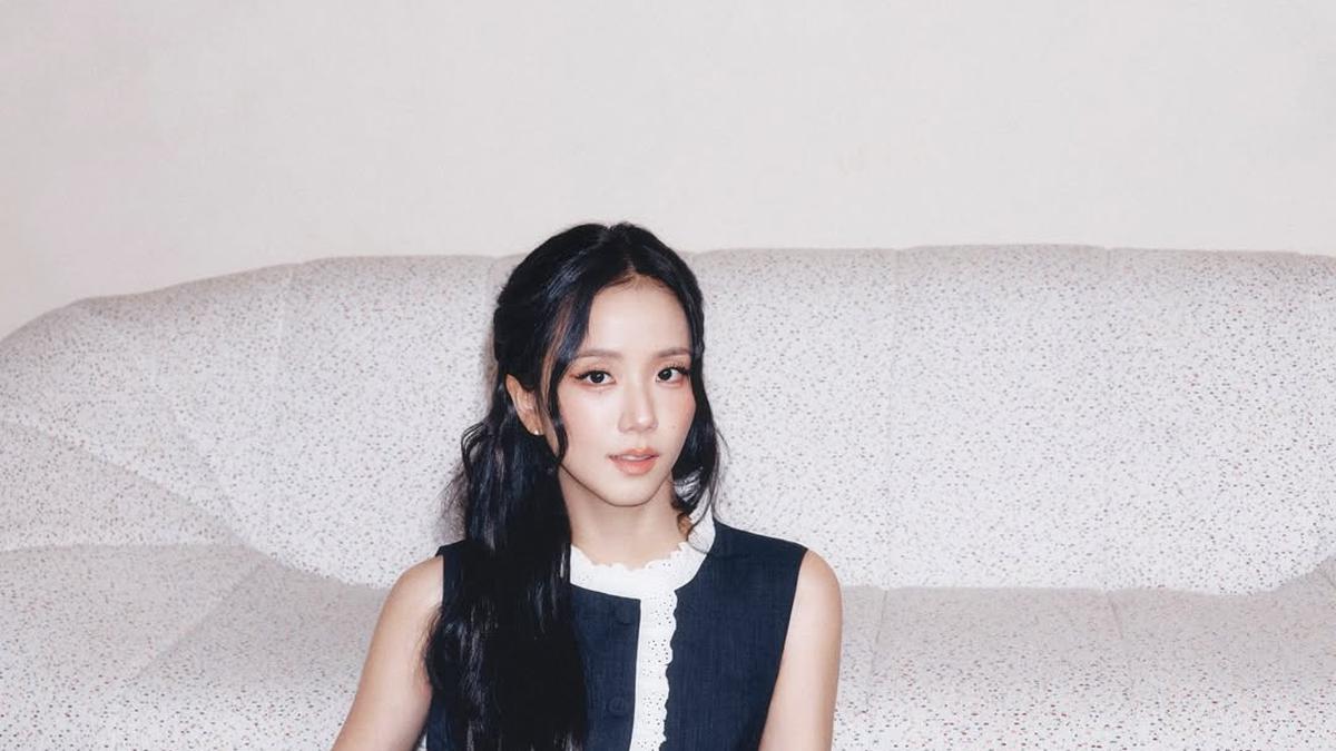 Rok Mini Renda hingga Siluet Balon, Gaya Manis Jisoo BLACKPINK di Kampanye Self-Portrait