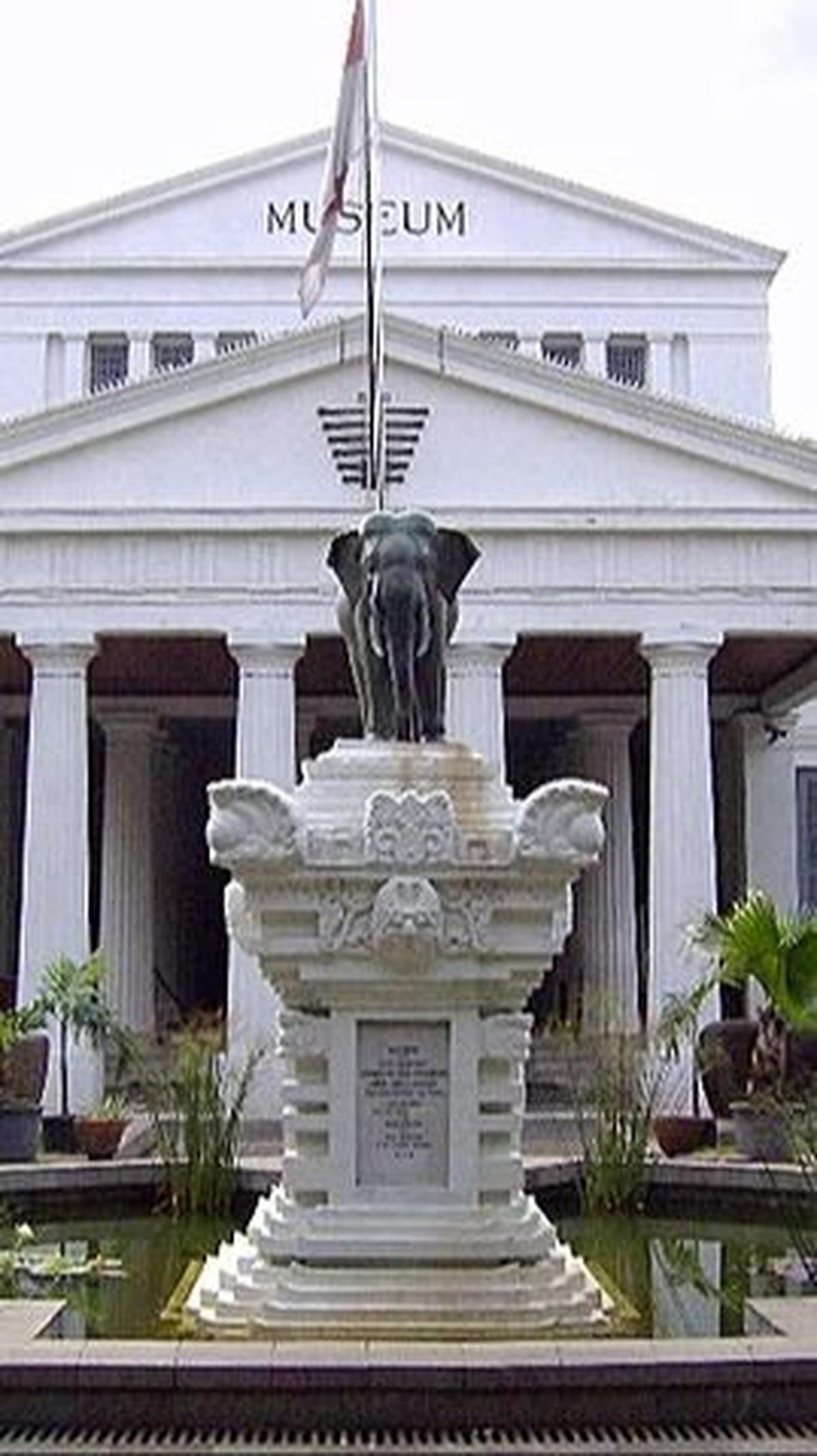 Penamaannya juga dikarenakan keberadaan patung gajah yang terletak tepat di halaman depan gedung Museum Nasional.