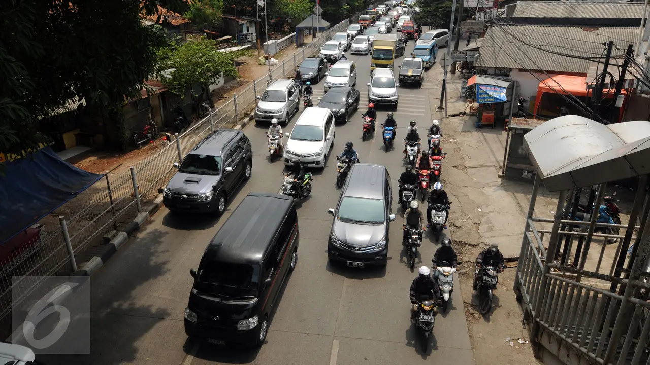 Kemacetan Imbas KRL Anjlok di Lenteng Agung