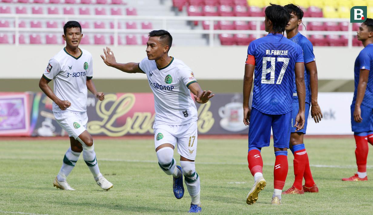 Gelandang Persikabo 1973, Ahmad Nufiandani melakukan selebrasi usai mencetak gol ke gawang Arema FC dalam laga pembuka Piala Menpora 2021 di Stadion Manahan, Solo, Minggu (21/3/2021). Persikabo 1973 bermain imbang 1-1 dengan Arema FC. (Bola.com/M Iqbal Ichsan)