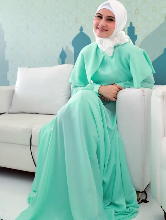 Tekadnya untuk mengenalkan budaya Betawi lebih luas lagi, Zee Zee juga tengah menyelesaikan kuliah S2 nya yang mengambil jurusan Seni Budaya Betawi. (Adrian Putra/Bintang.com)