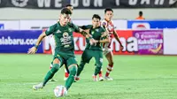 Pemain Persebaya Surabaya, Bruno Moreira, mengeksekusi penalti saat menghadapi Persis Solo pada pekan 1 BRI Liga 1, Sabtu (1/7/2023) malam WIB. (Bola.com/Aditya Wany)