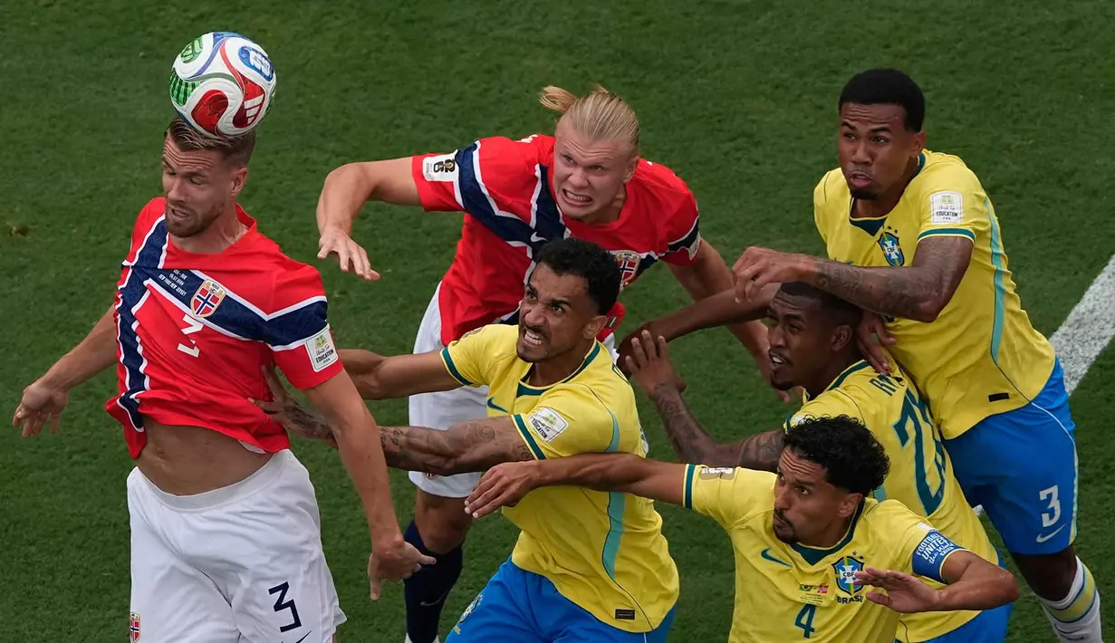 Pemain Norwegia Kristoffer Ajer menyundul bola melewati pemain Brasil Danilo dan pemain lainnya selama pertandingan sepak bola babak 16 besar Piala Dunia antara Brasil dan Norwegia di East Rutherford, N.J., dekat New York, Minggu, 5 Juli 2026. (AP Photo/Matt Slocum)