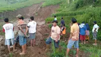 Fenomena likuefaksi "Tanah Bergerak" di Pati akibat curah hujan. (Liputan6.com/Ahmad Adirin)