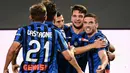 Pemain Atalanta merayakan gol yang dicetak Robin Gosens ke gawang Napoli laga lanjutan Serie A pekan ke-29 di Gewiss Stadium, Jumat (3/7/2020) dini hari WIB. Atalanta menang 2-0 atas Napoli. (AFP/Miguel Medina)