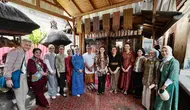 Seruni dan Dekranas Dukung Pelestarian Tenun Gringsing